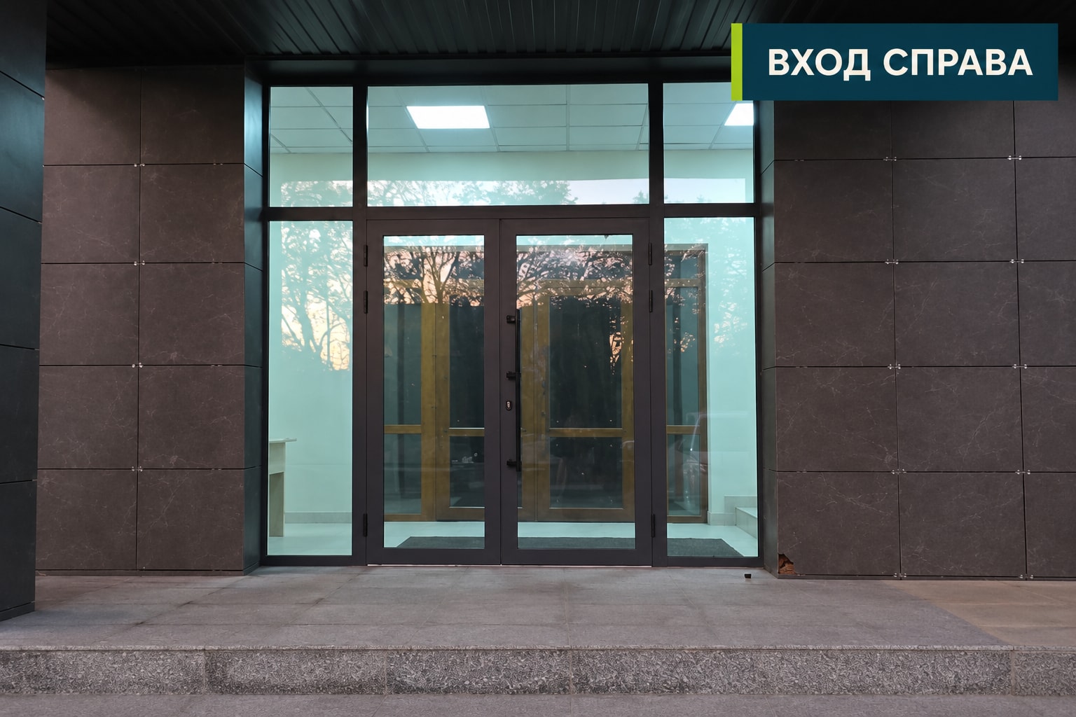 Вход в БЦ «Манхэттэн» с добавленной навигационной подписью «Вход справа»